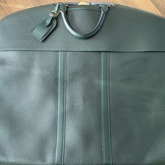 NOW AVAILABLE!! Louis Vuitton Green Taiga Kendall Garment Bag - Picture 12 of 15